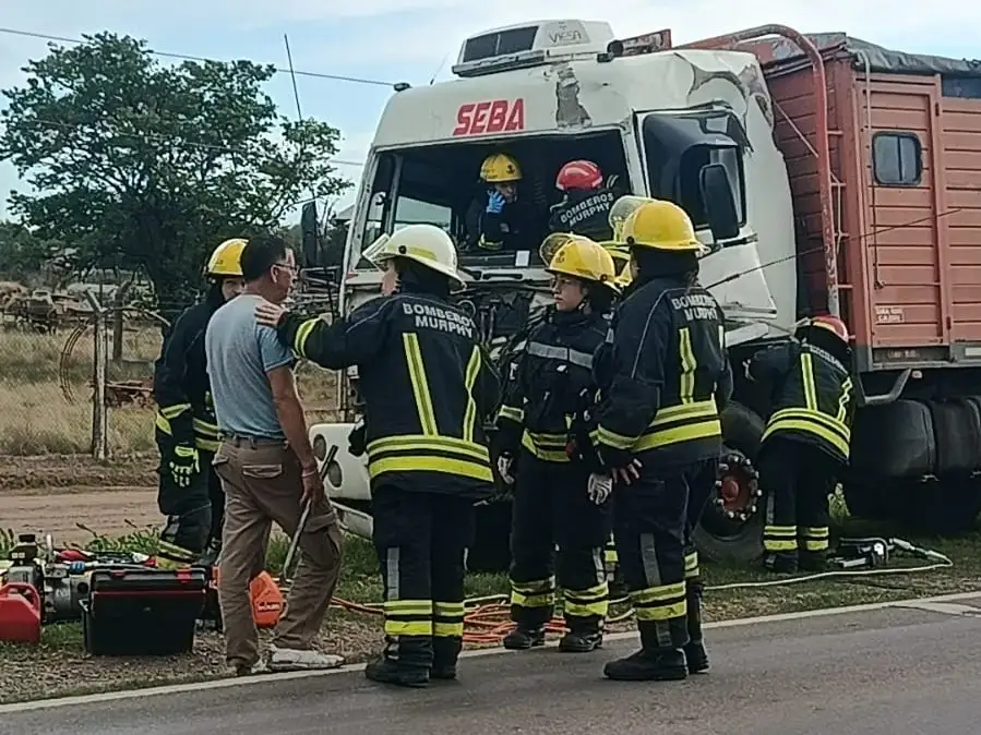 Los servidores públicos trabajando en el lugar del siniestro.