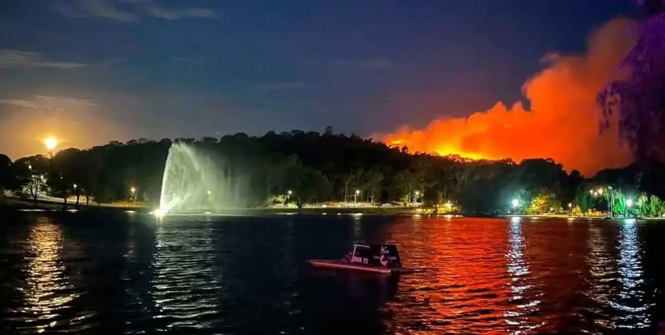 Las llamas vista a los lejos en una imagen que parece irreal.