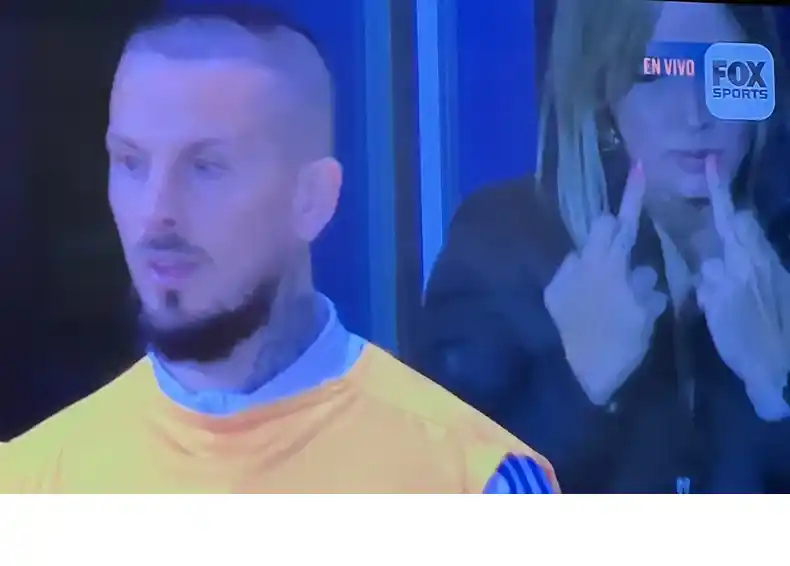 Revelan quién es la mujer que hizo gestos a Darío Benedetto