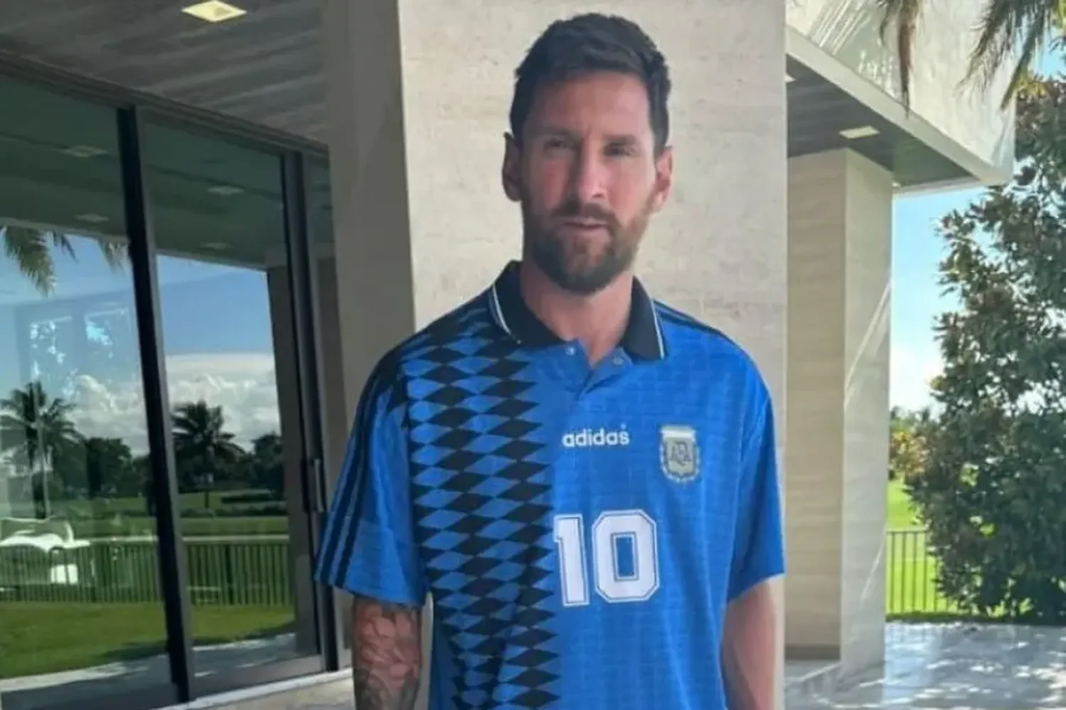 Messi se posó con la camiseta del Mundial 94