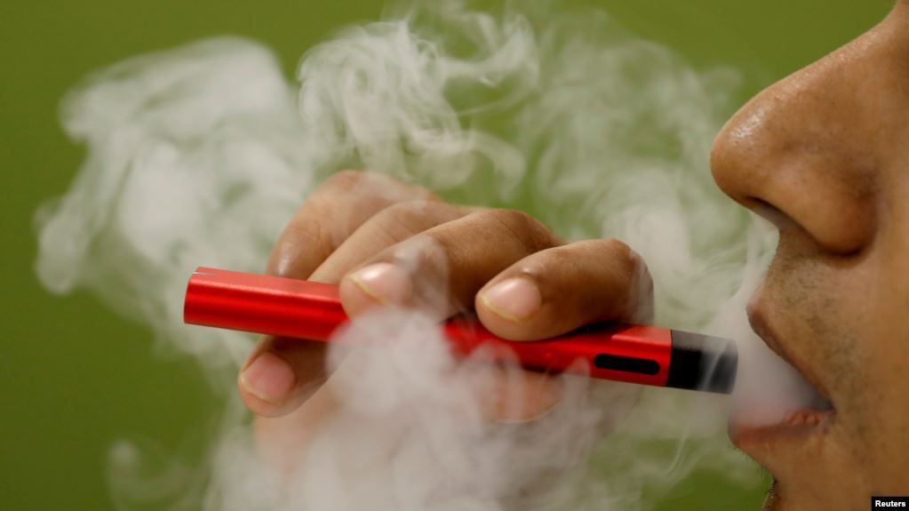 Aumentan casos de lesiones pulmonares relacionadas con vapeo