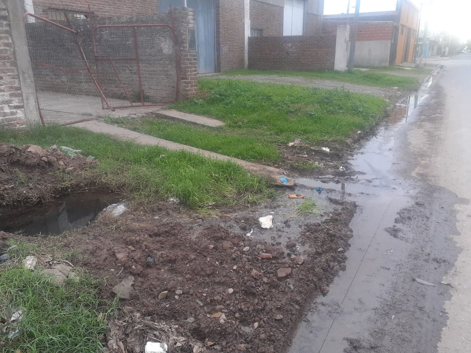 Desde hace tres meses los vecinos esperan una solución para esta pérdida de agua.