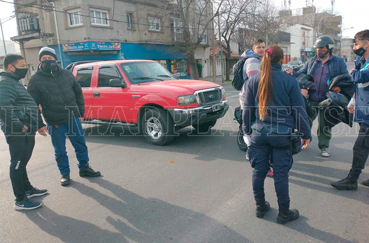 Embistieron a un motociclista en barrio Don Bosco