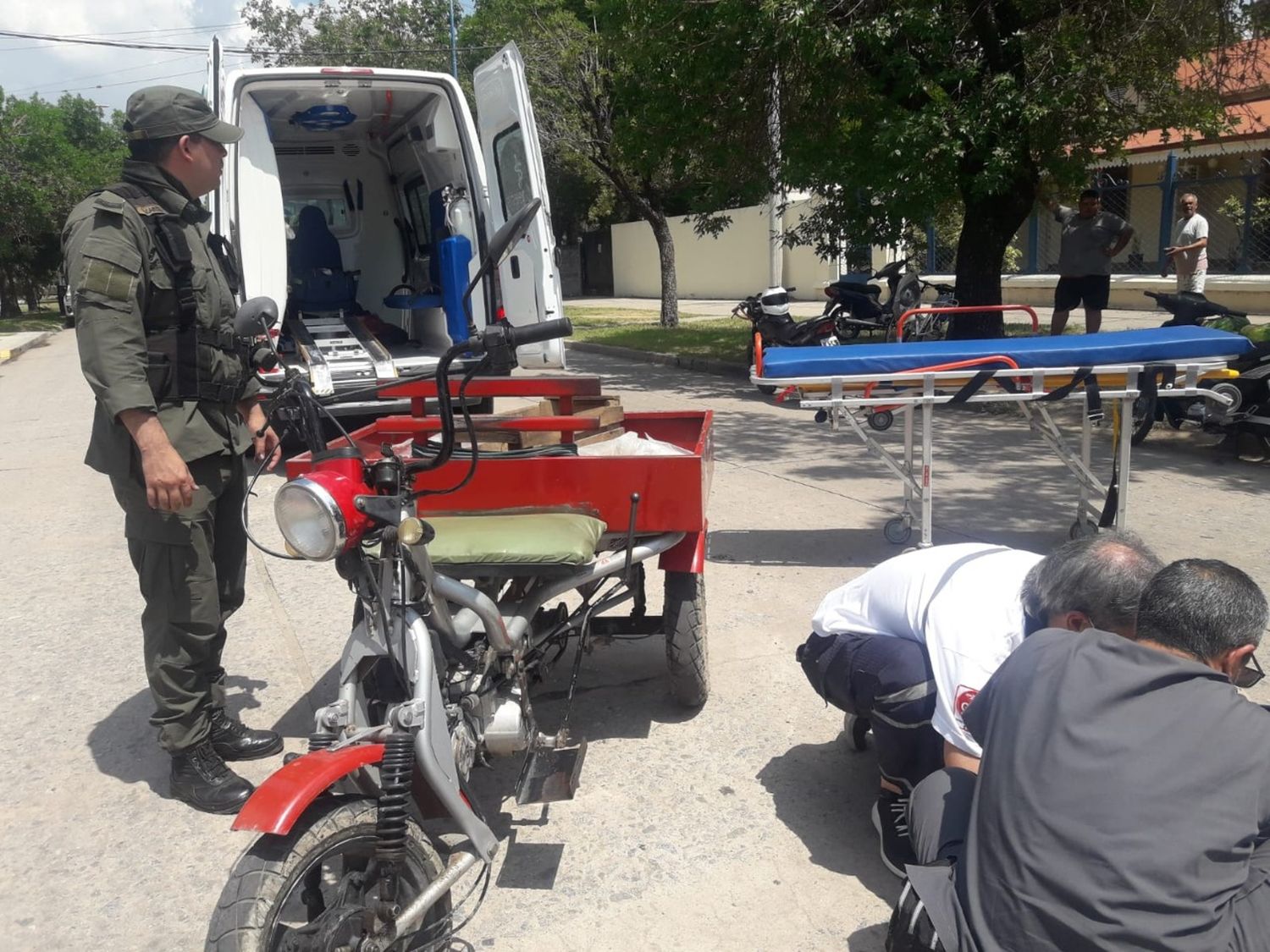 Fuerte choque entre dos motos, uno de los conductores fue trasladado al hospital