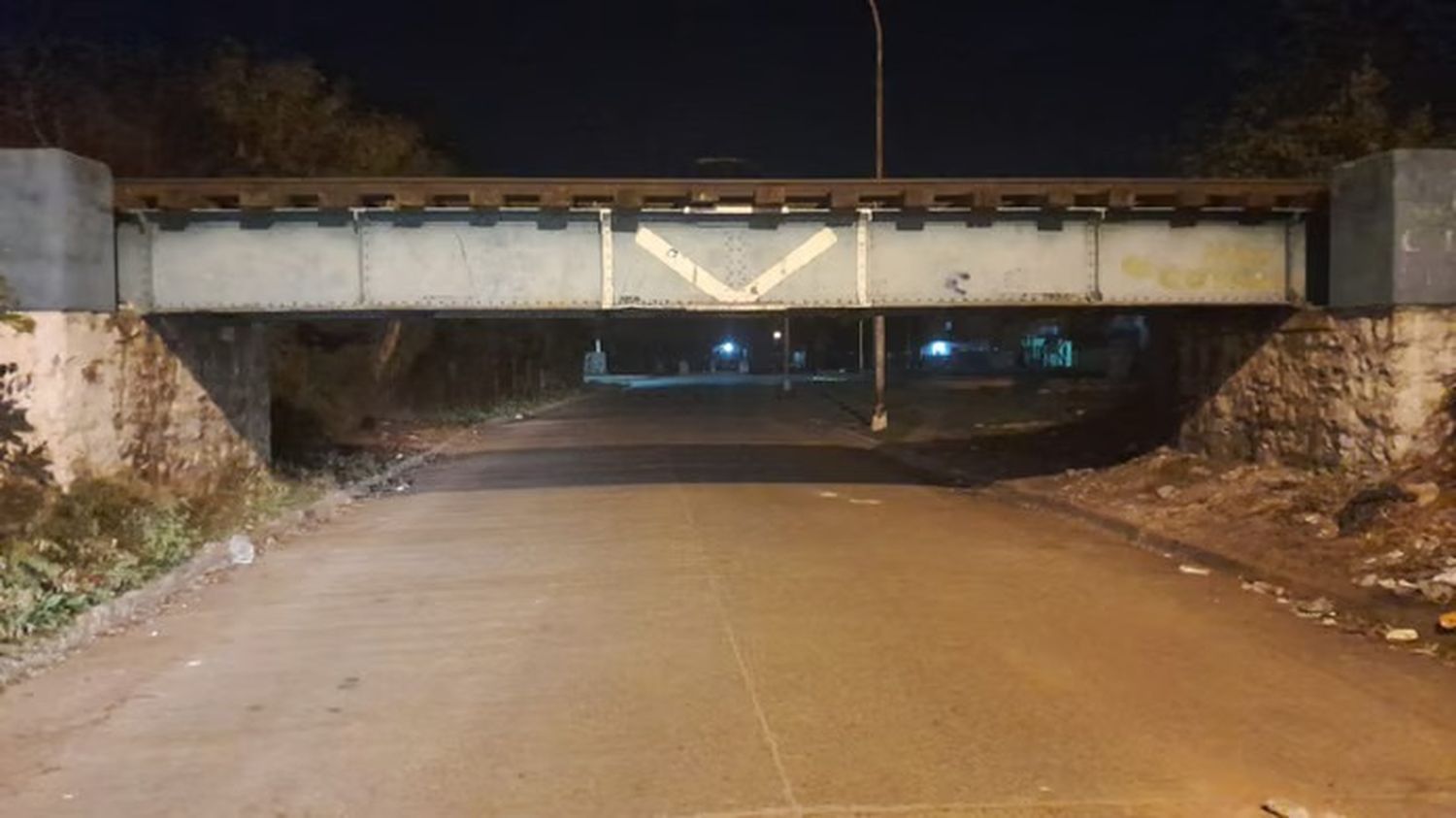 Una niña sufrió fractura de cráneo tras chocar su cabeza contra un puente cuando iba sentada en la caja de una camioneta