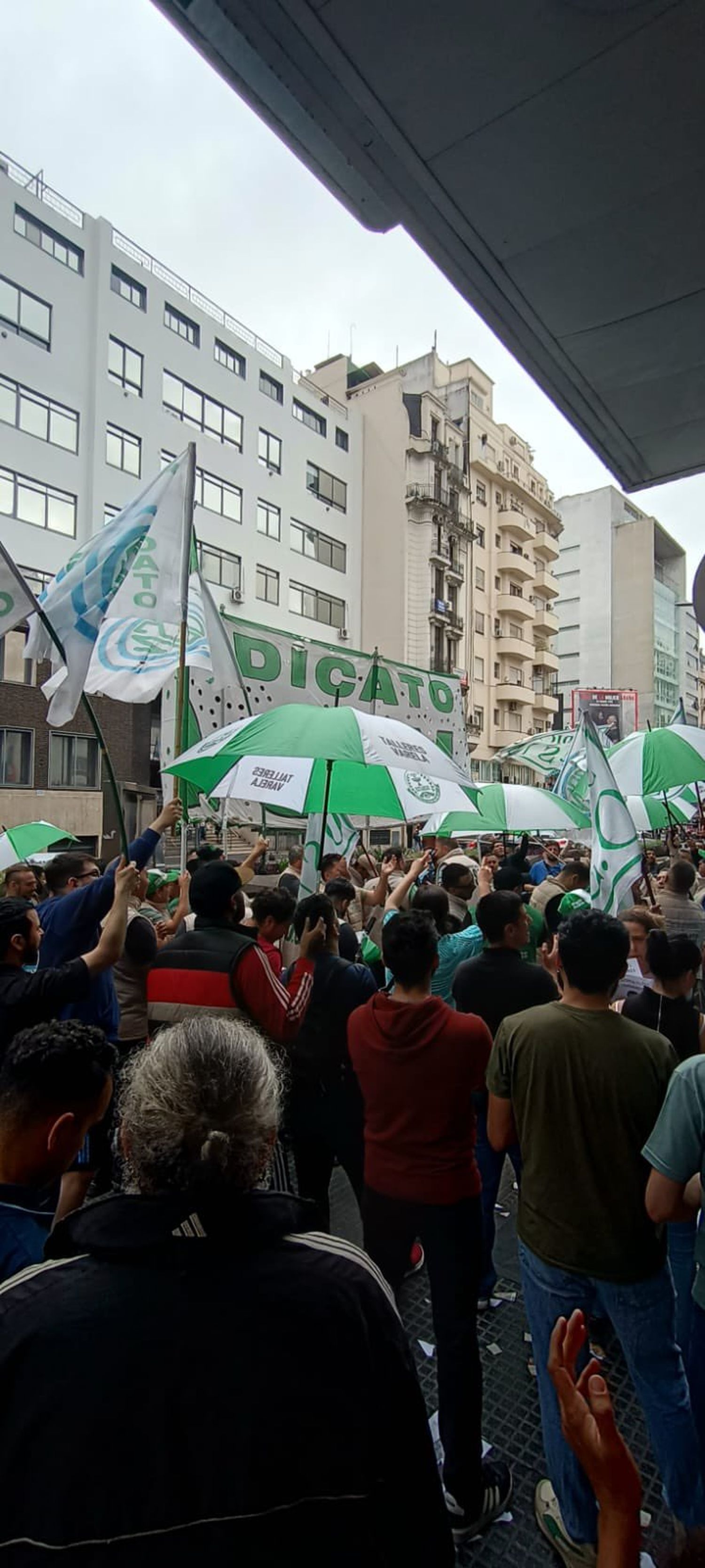 Protesta de trabajadores tras el anuncio de Caputo.