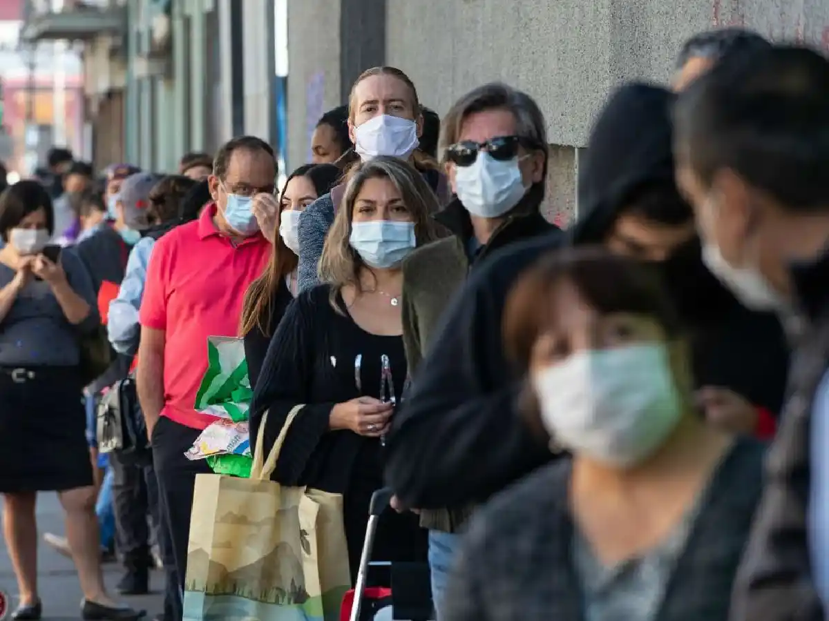 Preocupación en  Chile por una baja en la edad de los contagios de covid