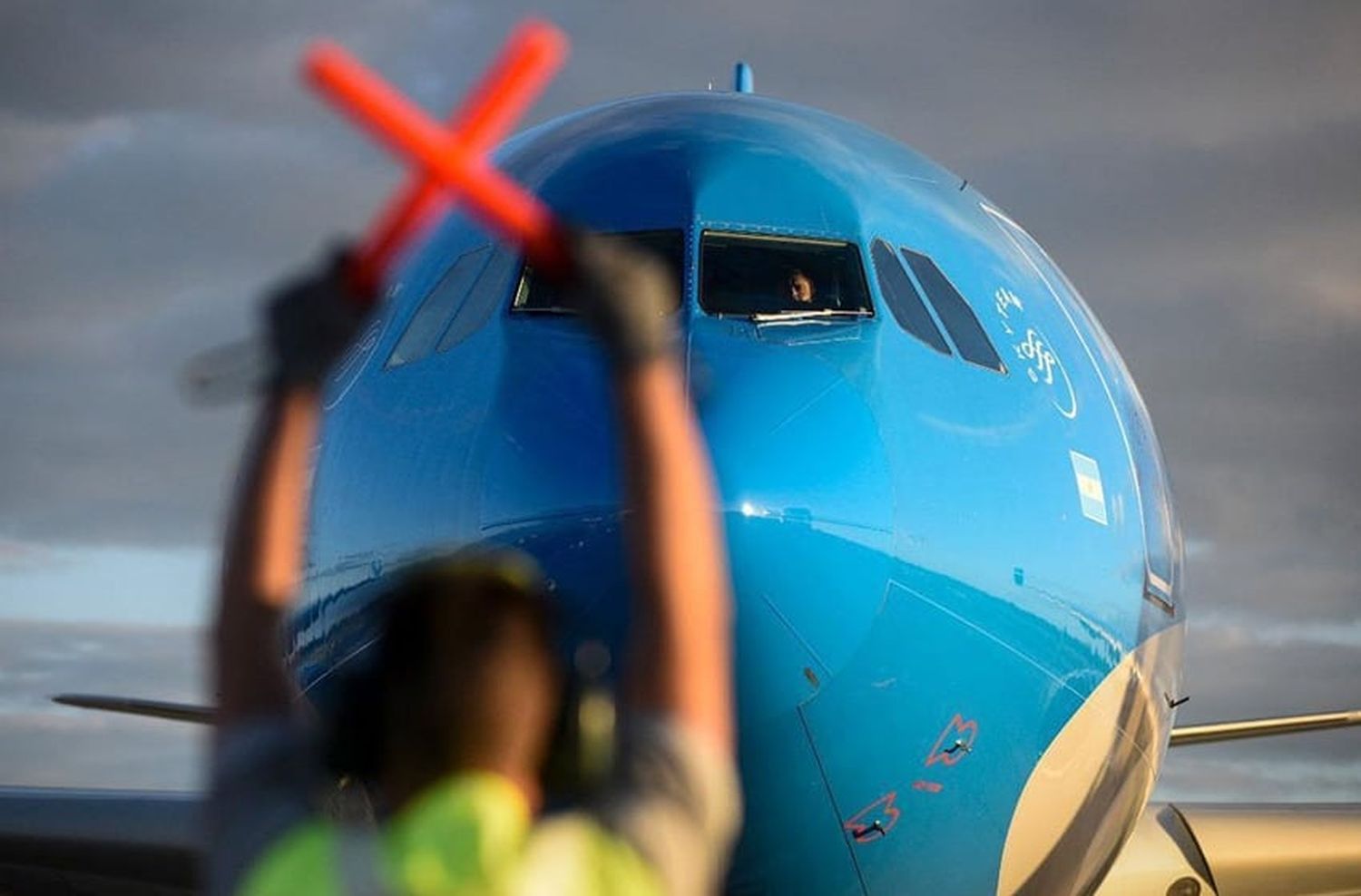 El Gobierno nacional anunció que Aerolíneas Argentinas recortó 1.500 empleados