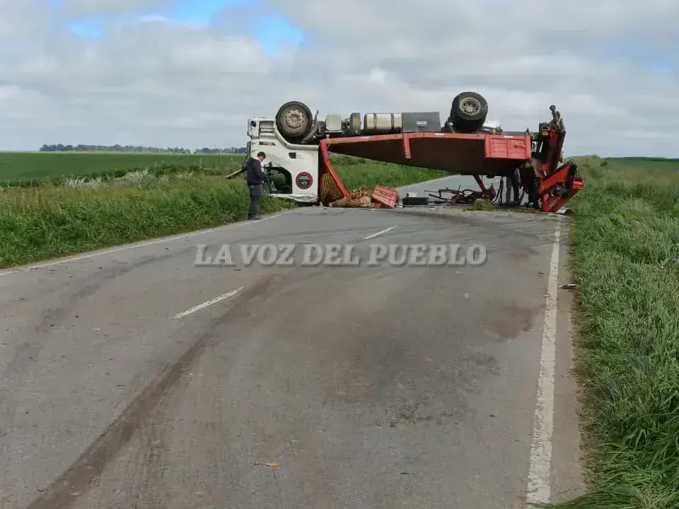 Volcaron un camión y una pulverizadora a la altura del kilómetro 106 de la ruta 228
