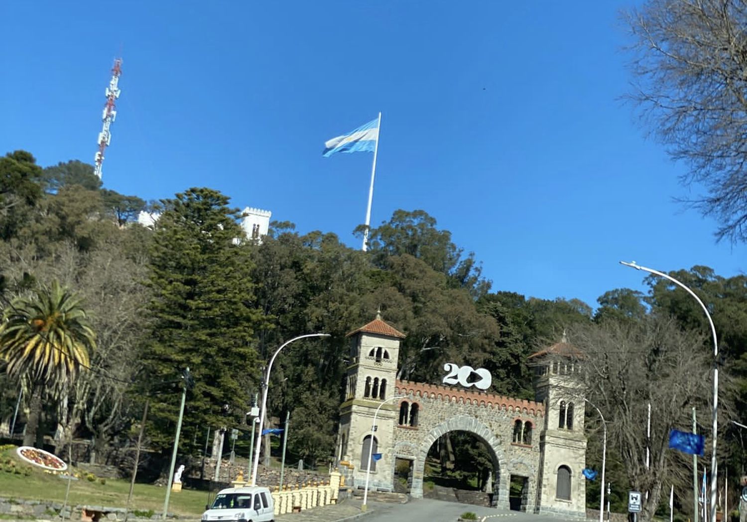 Colocaron nuevamente la bandera en la cima del Parque.