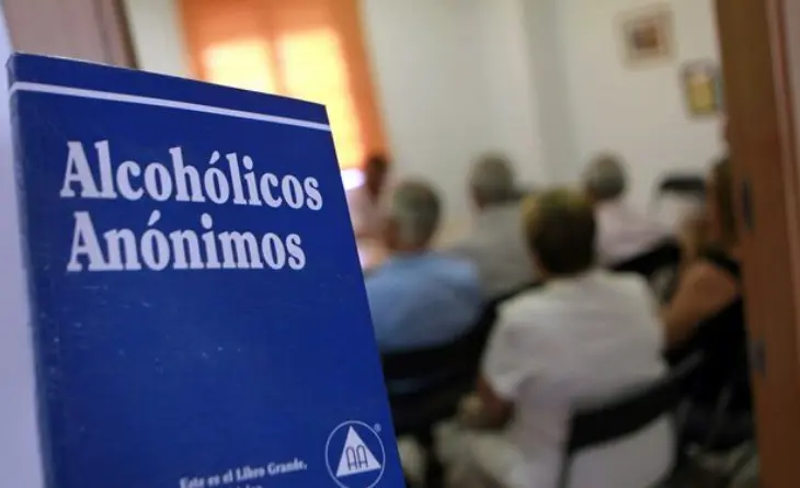 Alcohólicos Anónimos. Reuniones periódicas que sirven de ayuda al paciente en recuperación