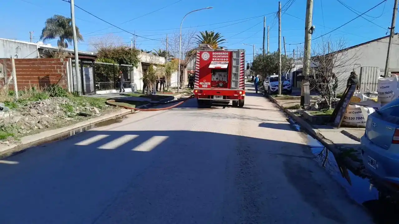 Bomberos Voluntarios sofocaron las llamas, pero una vez controlada la situación hallaron en el interior los cuerpos calcinados de las dos personas.