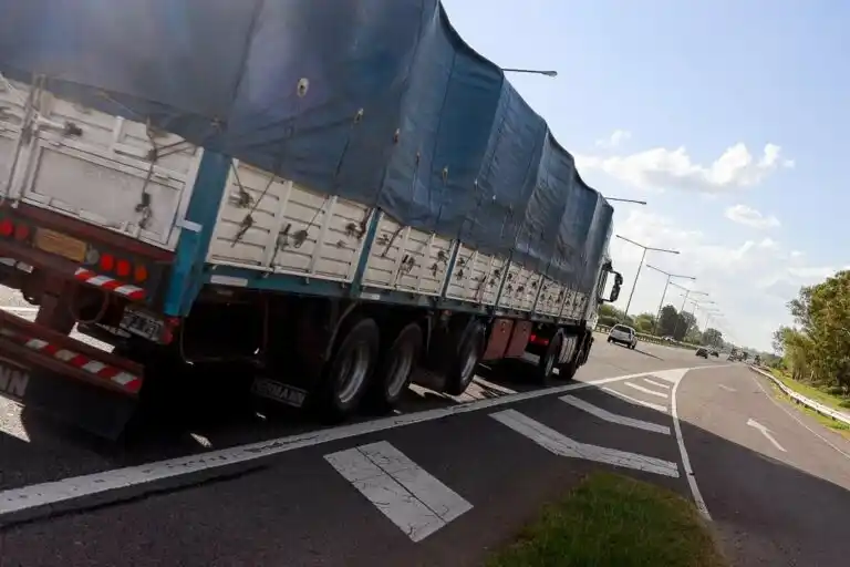 Transportistas denuncian “aumento encubierto” de gasoil y amenazan con ajustar tarifas