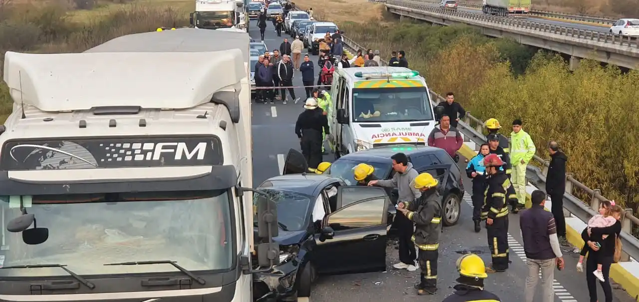 Accidente en Ruta 9: choque múltiple sobre el carril Buenos Aires Rosario