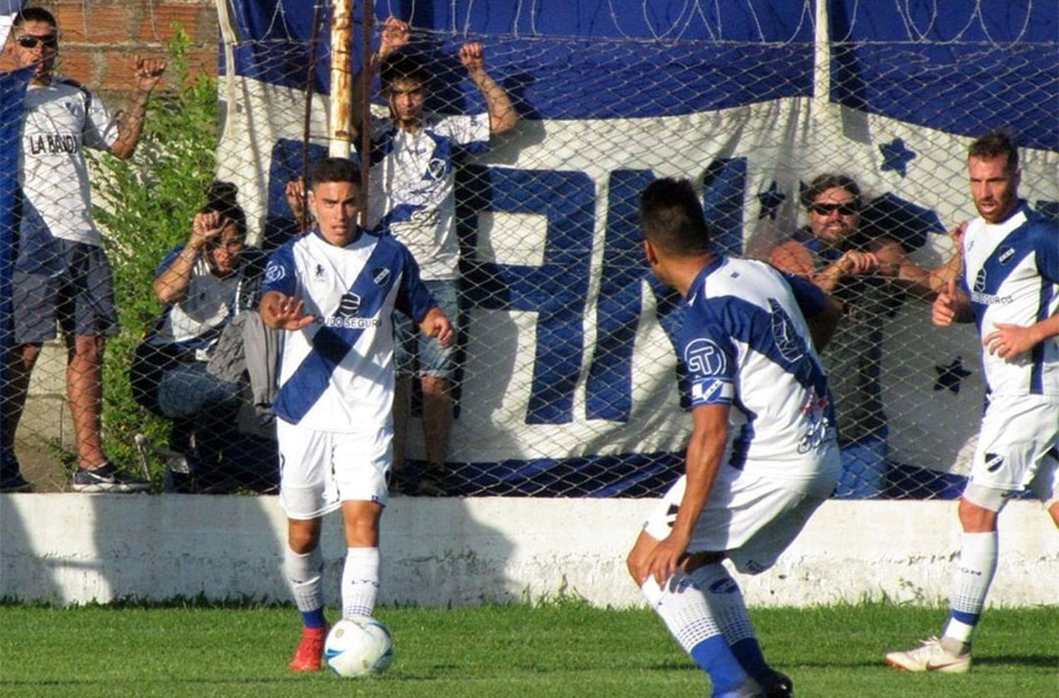 En medio de despedidas "masivas", Alvarado sumó otro arquero