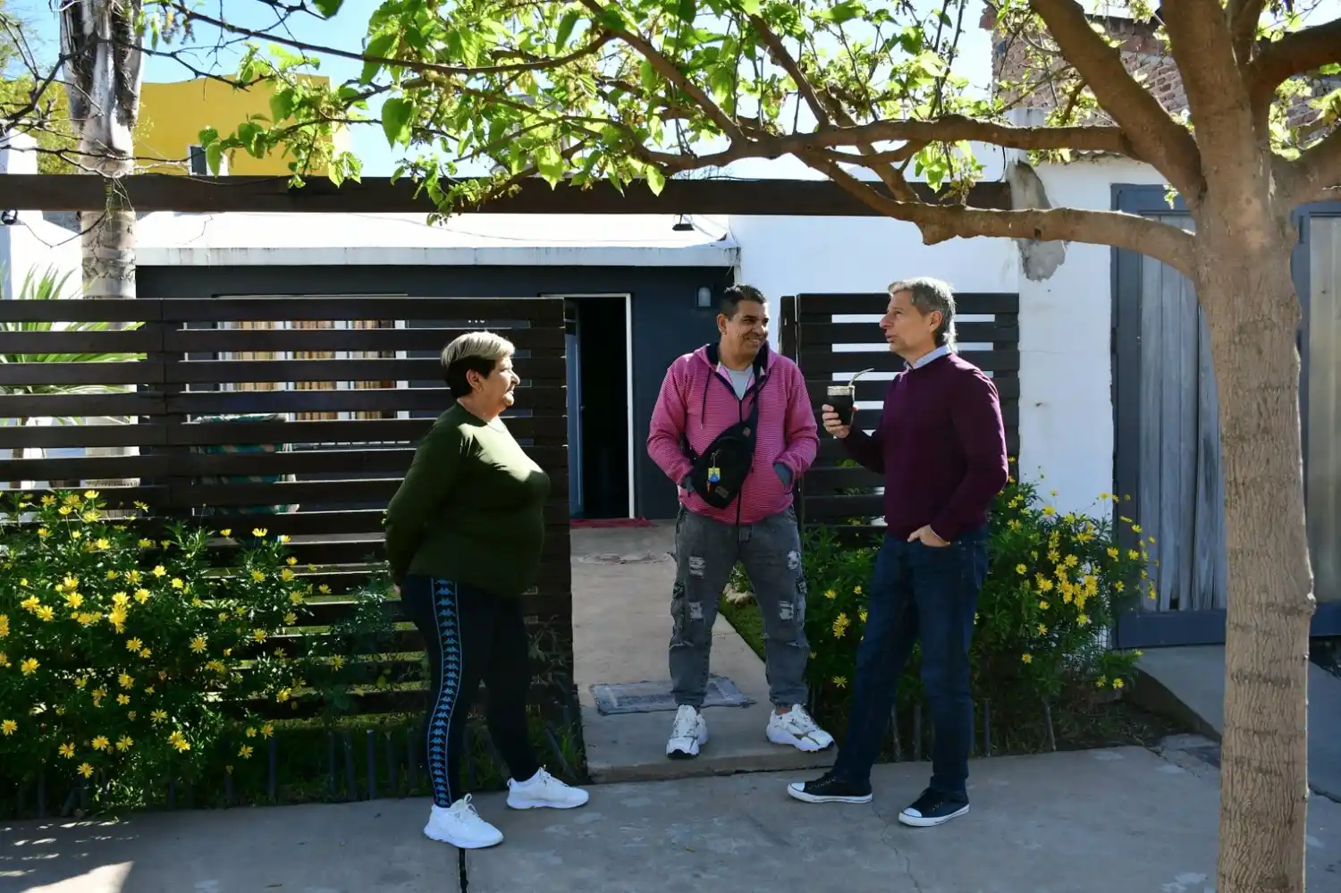 El intendente Bernarte estuvo conversando con los vecinos del barrio.