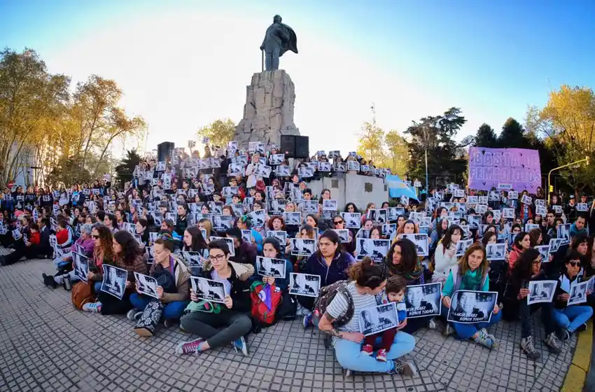 Fotazo en Luro y Mitre: "Lucía Pérez somos todas"