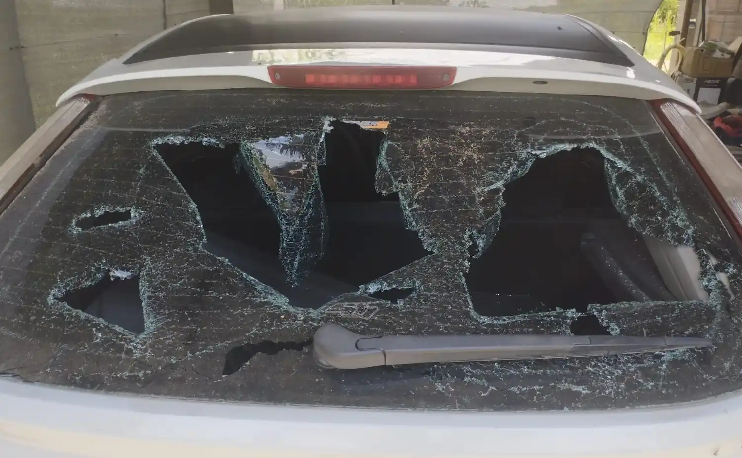 El auto del jefe comunal atacado por el vecino. Foto: Gentileza.