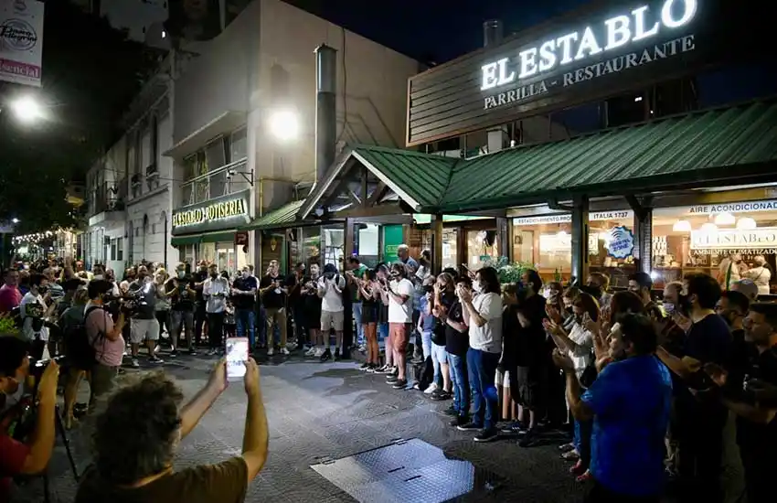Abrazo simbólico frente a El Establo para pedir seguridad y repudiar el ataque a tiros