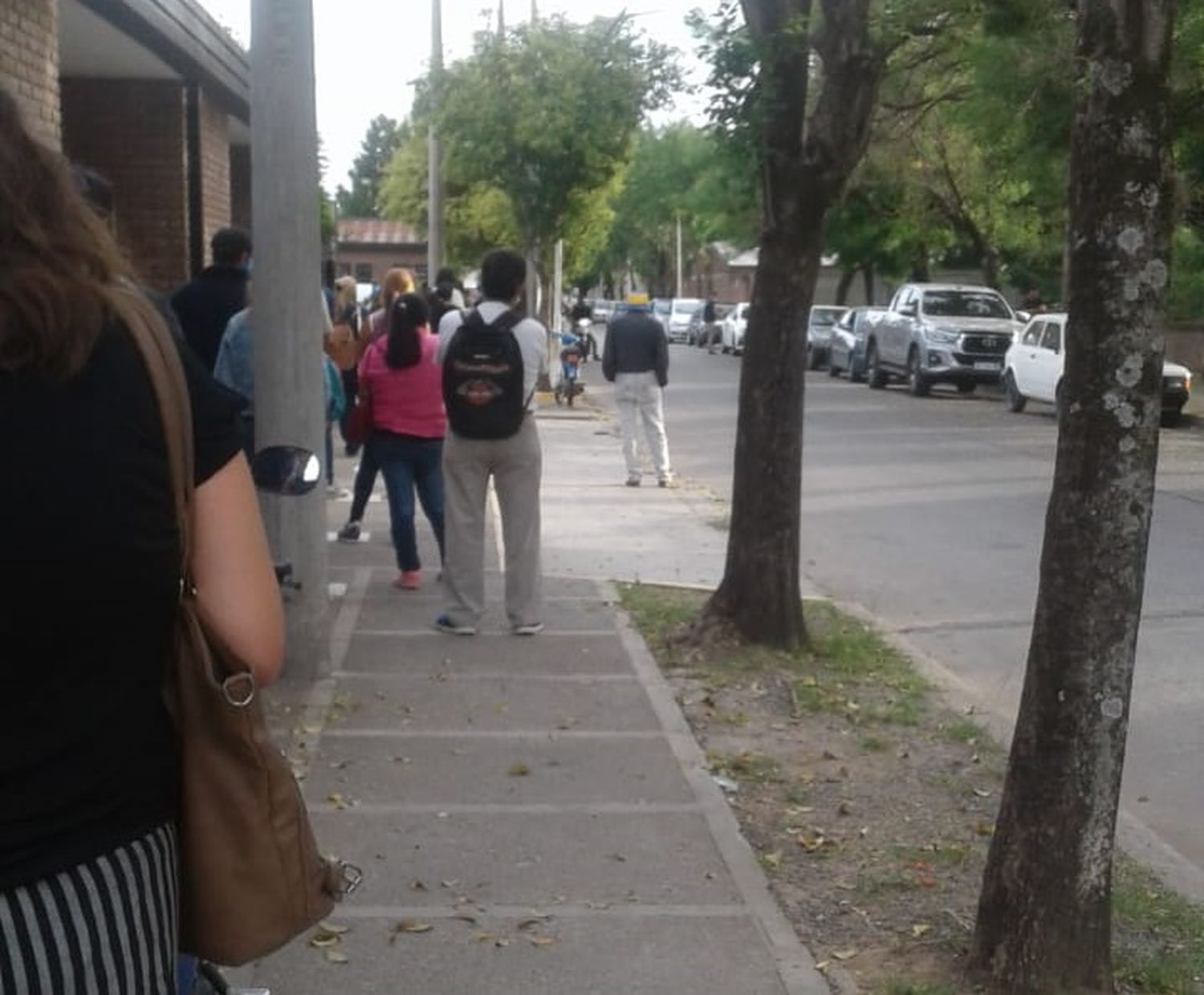 Colas en el Hospital: “Todos amontonados”