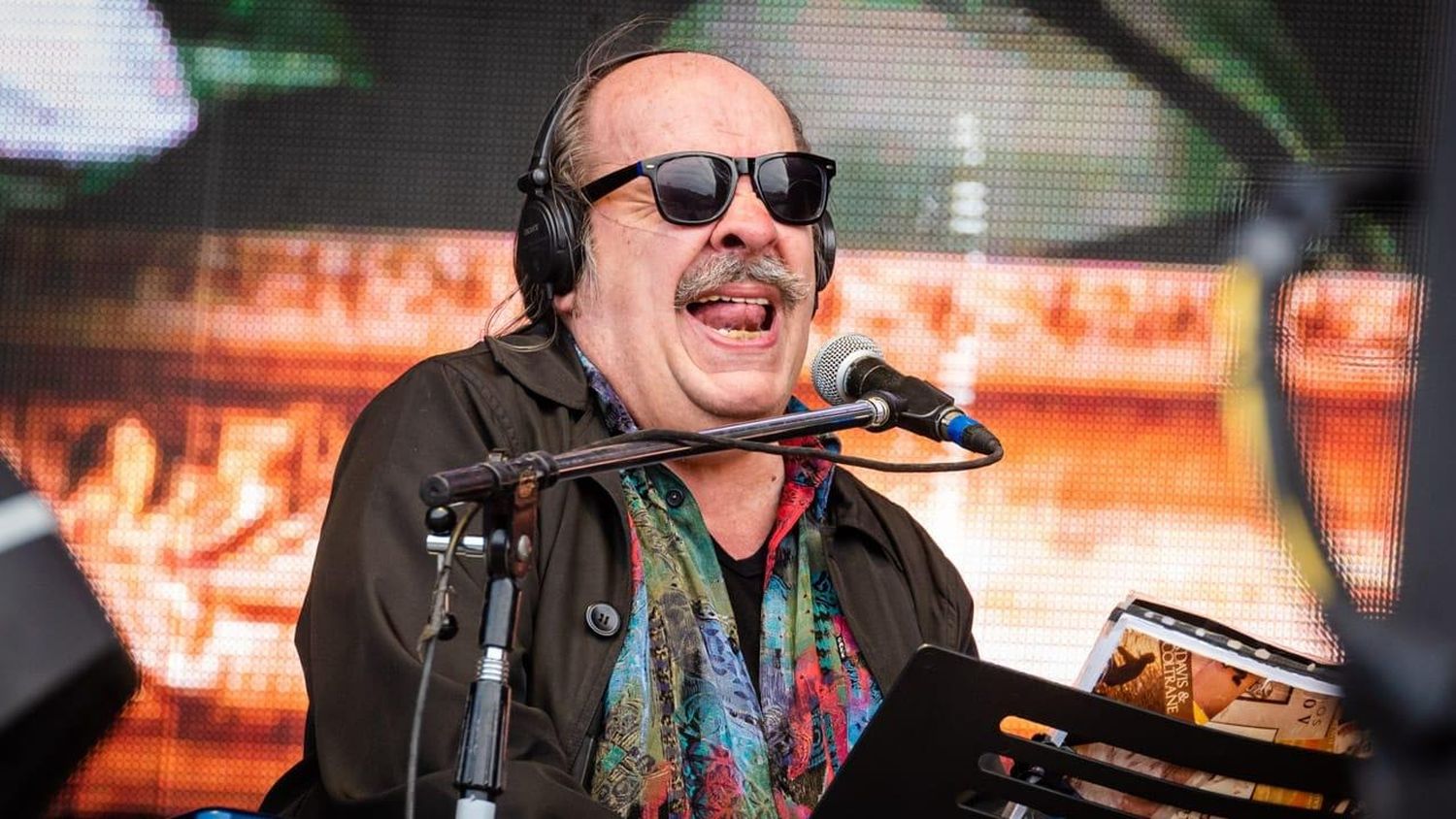 "La pierna me sigue limitando un poco, pero ya camino, toco el piano y la guitarra"