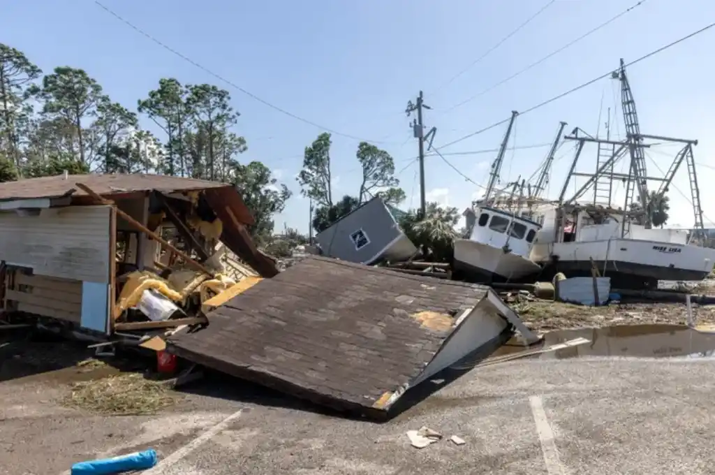 Las amenazas principales incluyen vientos destructivos y fuertes lluvias.