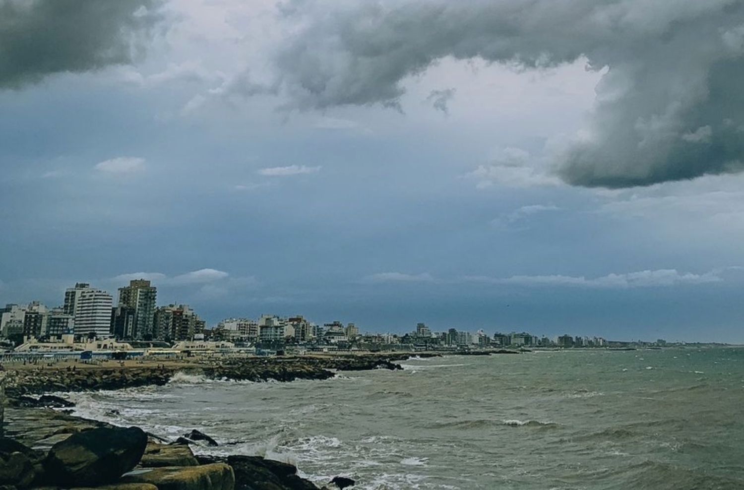 Un sábado que arranca con tormentas y sigue con cielo nublado hasta la noche