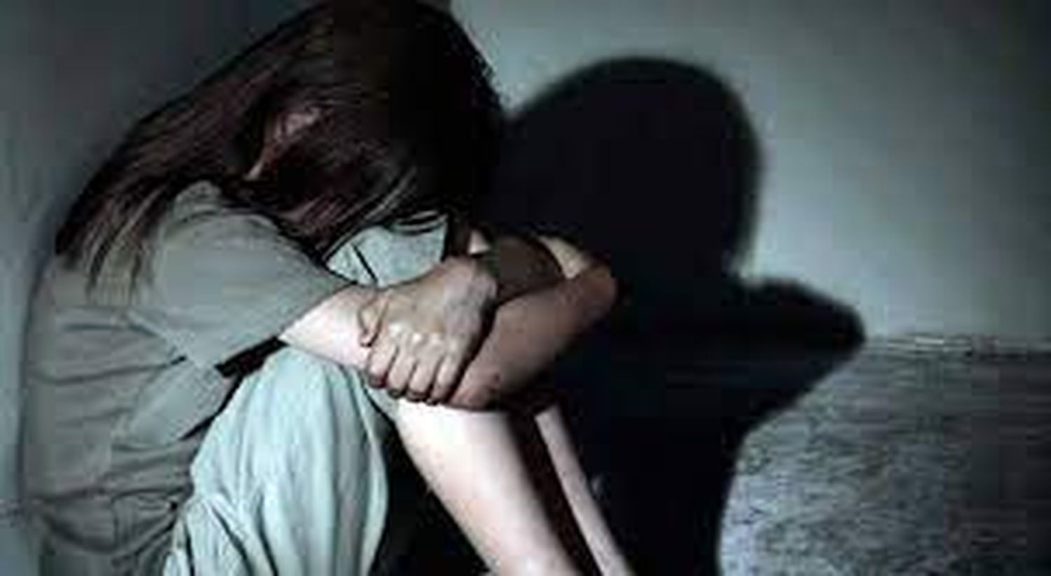 ¡ATROZ! Madre dejó que hombres violaran y embarazaran a su hija de 10 años en Colombia