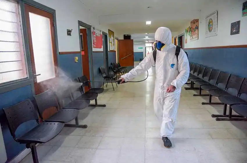 En el día récord de recuperados, la curva de contagios tampoco se detiene: 33 nuevos casos