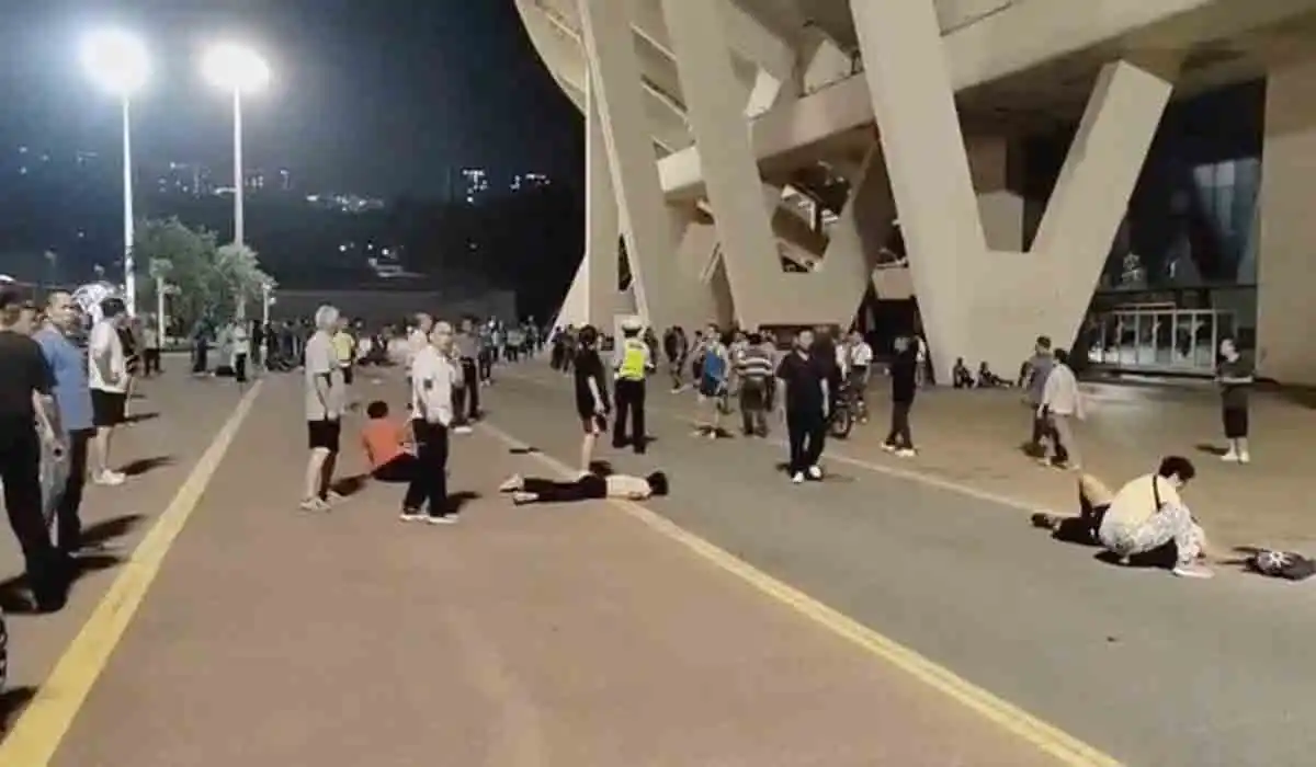 Un hombre ingresó con su coche a un centro deportivo en China.