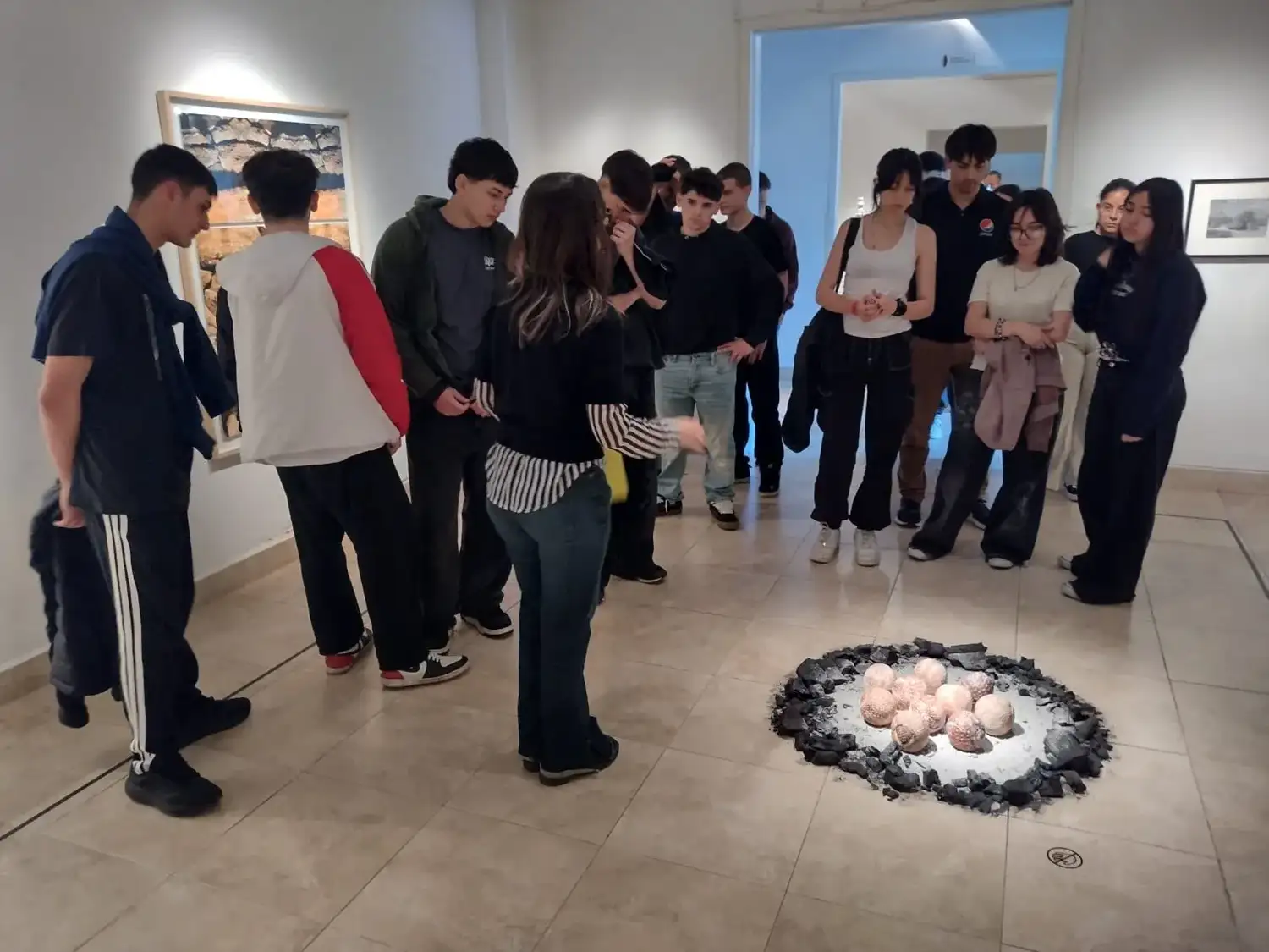 Fotografía de estudiantes de la secundaria 18 en un encuentro filosófico realizado en el Mumbat. Tandil