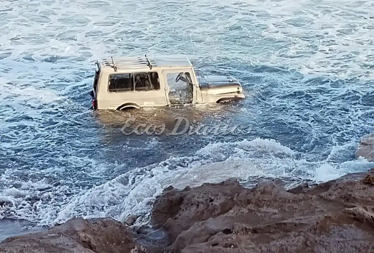 Desesperado rescate de un Jeep ante el avance de la marea