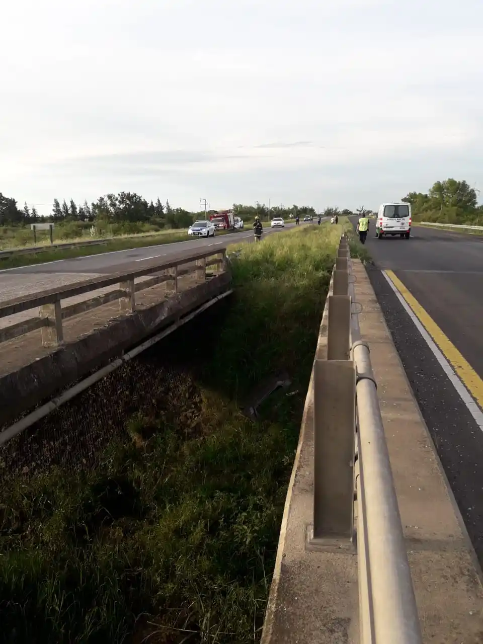 Volcó en Ruta 12 y cayó al río desde un puente: se salvó de milagro