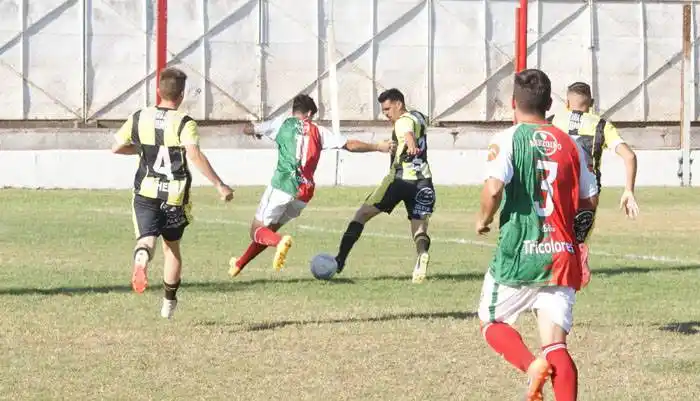 Tras el empate de Wanderer�"s y La Bianca, descendió 9 de Julio