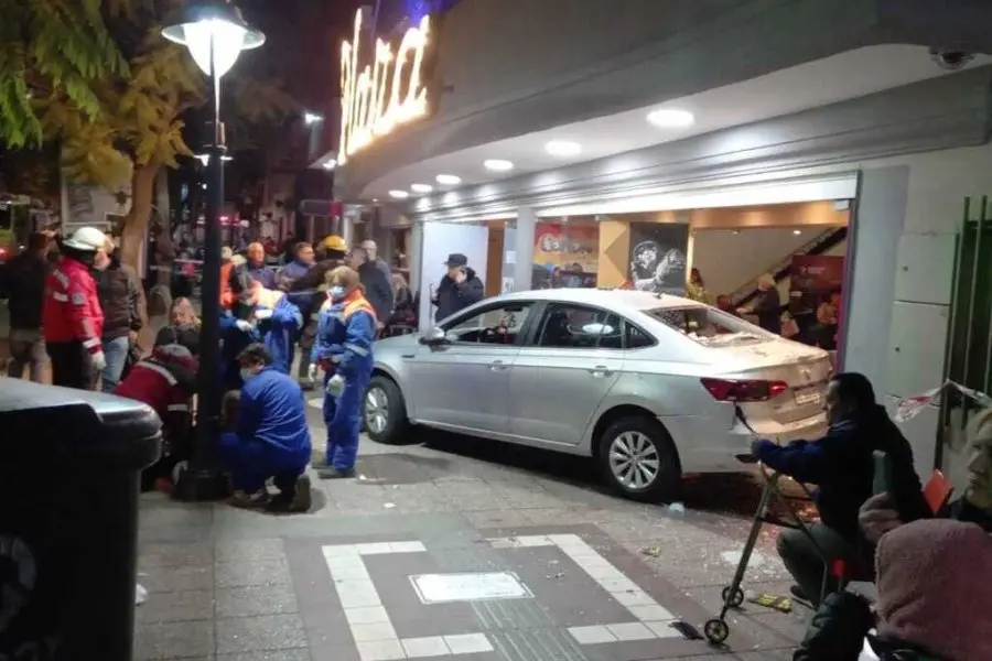Impresionante accidente en Mendoza: un auto se incrustó en la puerta de un teatro e hirió a 15 personas