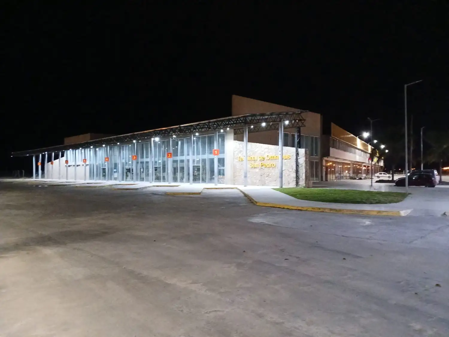 Terminal de Ómnibus iluminada