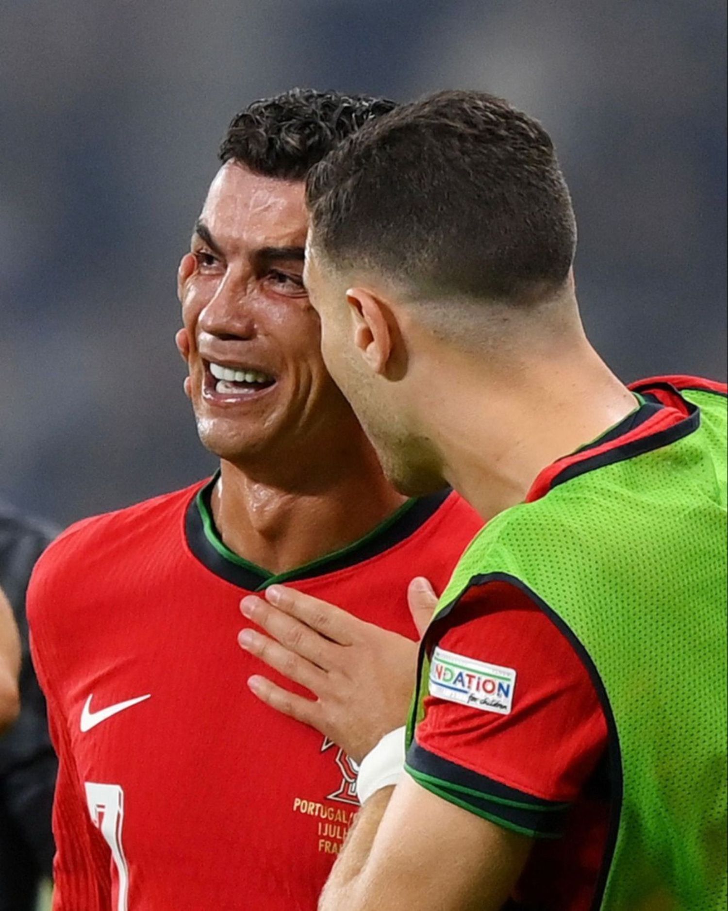 Cristiano Ronaldo lloró luego de su yerro y pidió perdón cuando acertó el primer disparo de la tanda de penales (Vía: X).