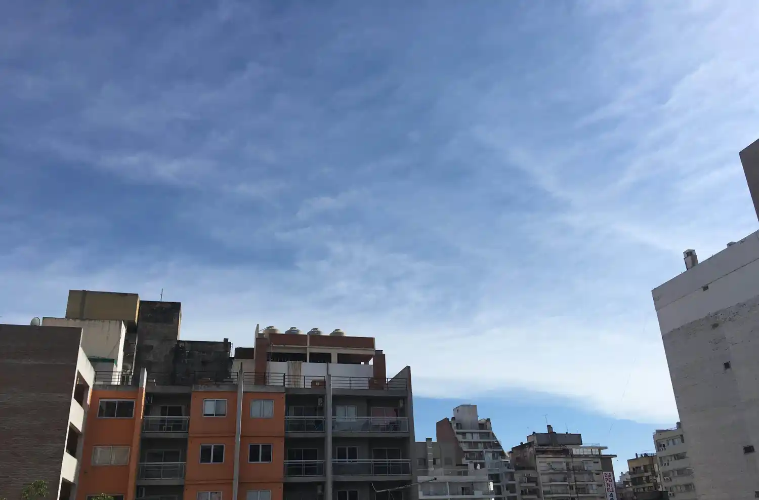 Viernes ligeramente nublado de altas temperaturas en Rosario