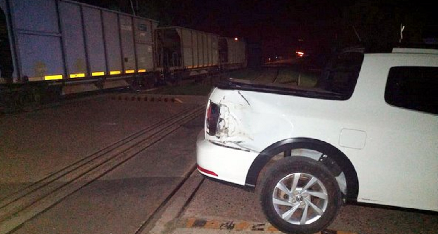 Un tren chocó a una camioneta en un paso a nivel de Urdinarrain