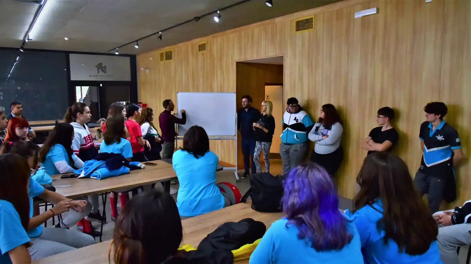 Los estudiantes participan del diseño y la construcción