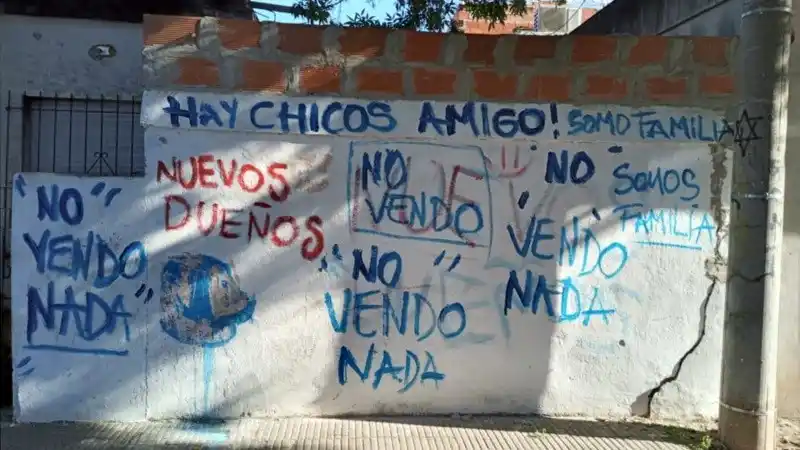 Pintó el frente de su casa para evitar que la baleen: "No vendo nada, hay chicos"