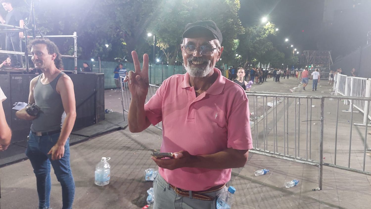 La palabra de los de abajo. Rubén, jubilado y militante, habló con este medio desde La Plata, en el marco del acto de Axel Kicillof. Foto: LaNoticia1.com.