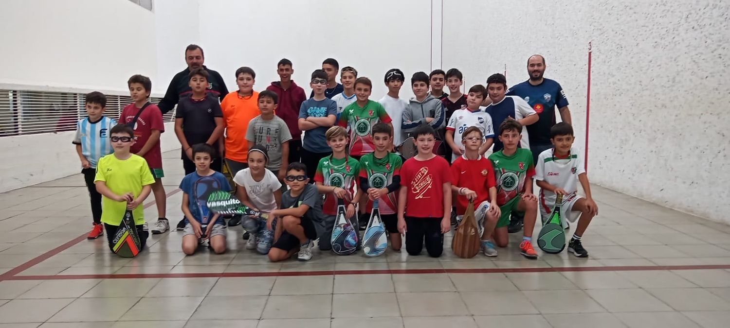 Prosigue la gran labor del instructor Mauricio Cichero trabajando con el semillero del Club Pelota Gualeguay.