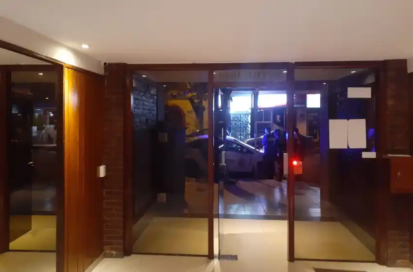 Ingresó a un edificio con una "ganzúa": intentan determinar si fue a robar