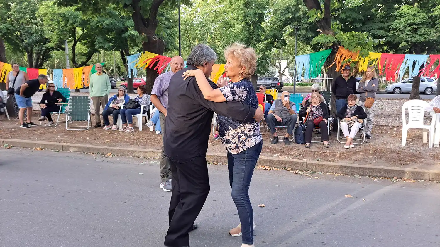Adultos mayores. Encuentro a puro baile