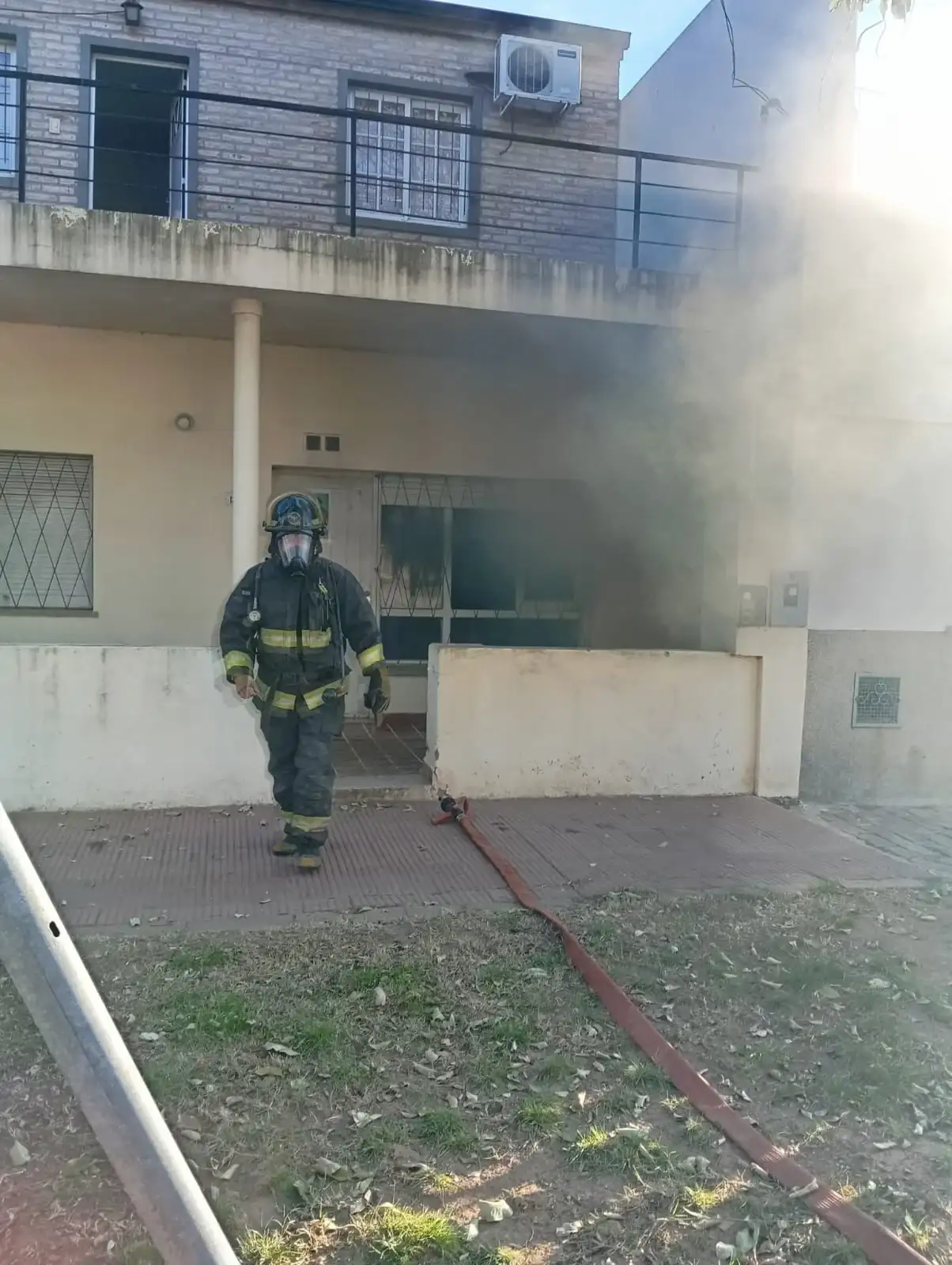 incendio en una vivienda de barrio Villa Rosas y evitaron daños mayores - 1