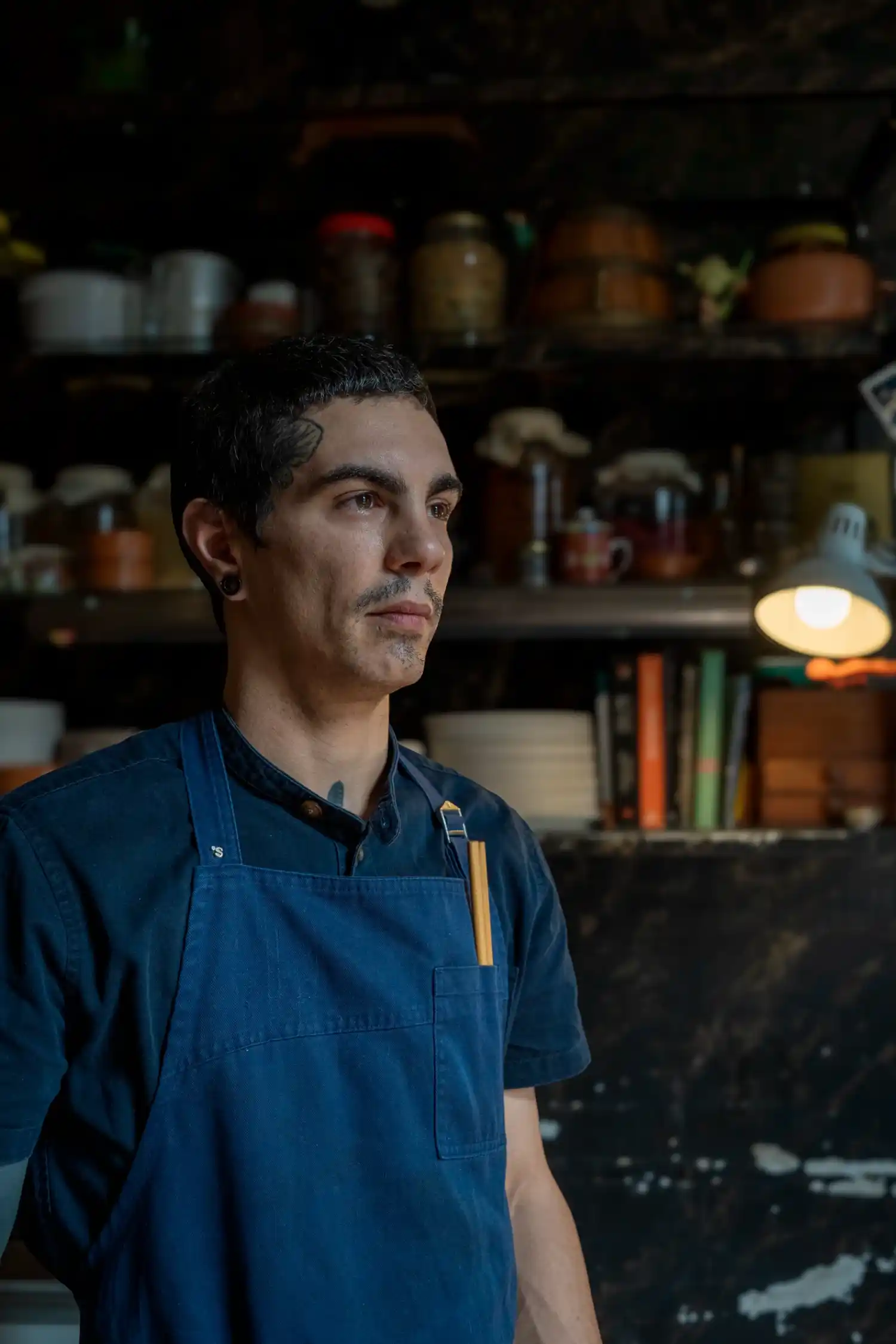 Tomás Egusquiza Bidauri, recolector y cocinero, a cargo de los fuegos de la Cener House.