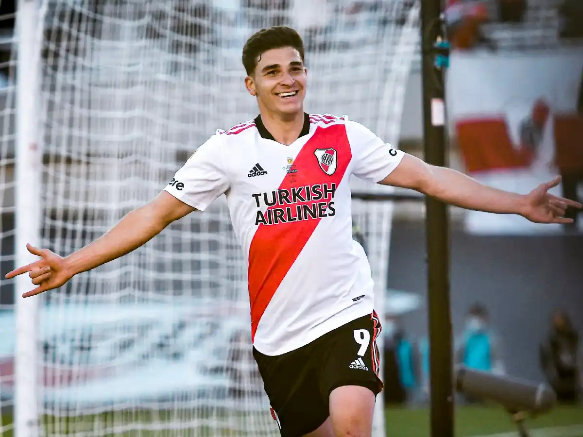 River y el City acordaron el pase de Julián Álvarez