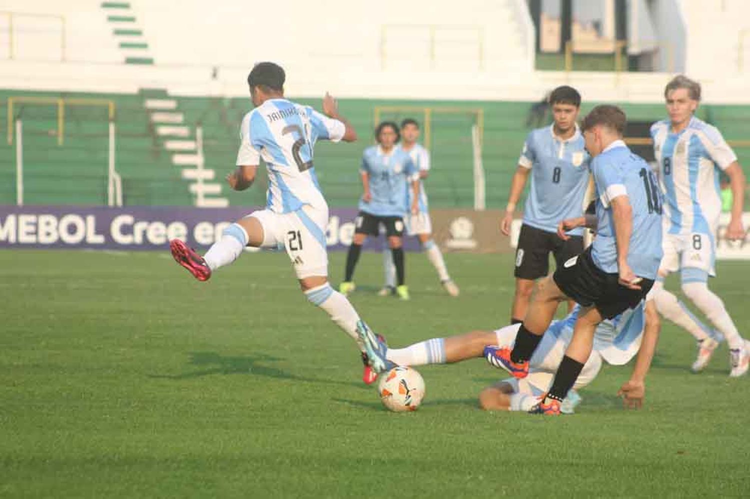 La Sub 15 de Argentina venció 2-1 a Uruguay y quedó a un paso de avanzar a las semifinales