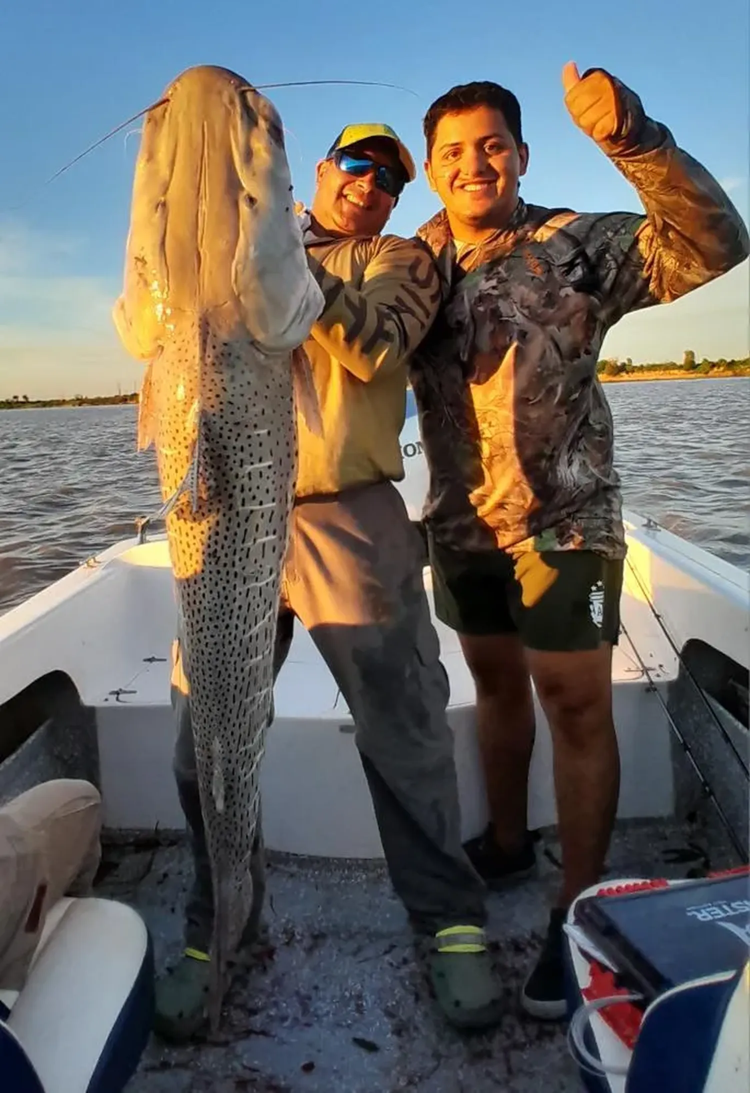 Pescadores de Gualeguay capturaron un surubí de más de 35 kilos en el sur de Corrientes